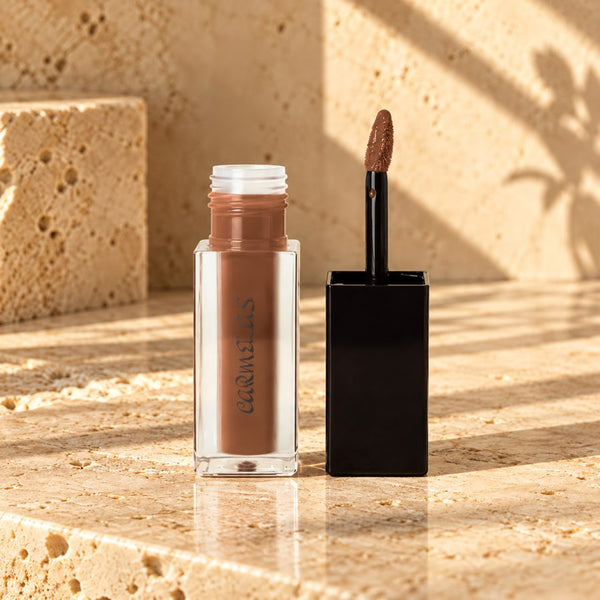 Matte Lip Stain - Taupe dans un décor de plage
